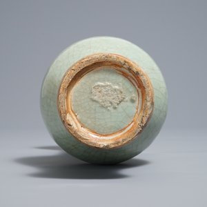 A Chinese Longquan celadon vase with incised design, Ming — 照片 6