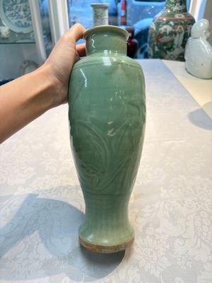 A Chinese Longquan celadon vase with incised floral design, Transitional period — photo 1
