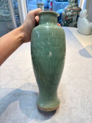 A Chinese Longquan celadon vase with incised floral design, Transitional period — photo 2