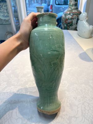 A Chinese Longquan celadon vase with incised floral design, Transitional period — photo 3