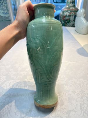 A Chinese Longquan celadon vase with incised floral design, Transitional period — photo 4