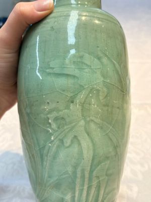 A Chinese Longquan celadon vase with incised floral design, Transitional period — photo 8