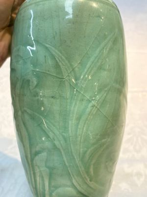 A Chinese Longquan celadon vase with incised floral design, Transitional period — photo 9