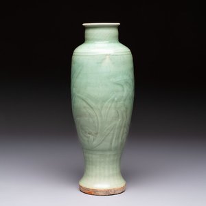 A Chinese Longquan celadon vase with incised floral design, Transitional period — photo 1