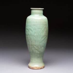 A Chinese Longquan celadon vase with incised floral design, Transitional period — photo 2
