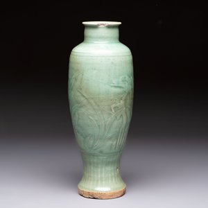 A Chinese Longquan celadon vase with incised floral design, Transitional period — photo 3