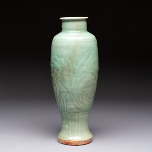 A Chinese Longquan celadon vase with incised floral design, Transitional period — photo 4