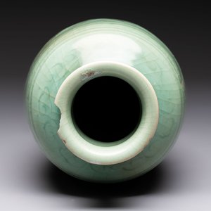 A Chinese Longquan celadon vase with incised floral design, Transitional period — photo 5