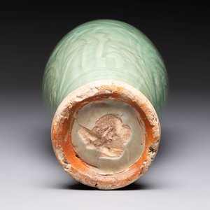 A Chinese Longquan celadon vase with incised floral design, Transitional period — photo 6