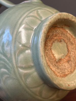 A Chinese Longquan celadon wine ewer with anhua design, Yuan/Ming — 照片 11