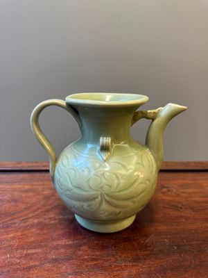 A Chinese Longquan celadon wine ewer with anhua design, Yuan/Ming — 照片 3