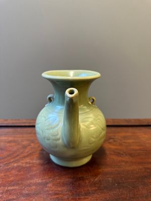 A Chinese Longquan celadon wine ewer with anhua design, Yuan/Ming — 照片 4