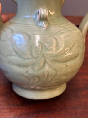A Chinese Longquan celadon wine ewer with anhua design, Yuan/Ming — 照片 9