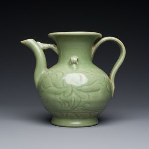 A Chinese Longquan celadon wine ewer with anhua design, Yuan/Ming — 照片 2