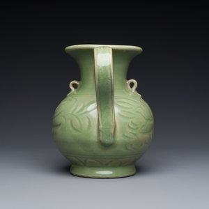 A Chinese Longquan celadon wine ewer with anhua design, Yuan/Ming — 照片 3