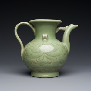 A Chinese Longquan celadon wine ewer with anhua design, Yuan/Ming — 照片 4