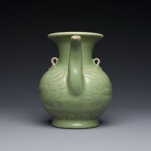 A Chinese Longquan celadon wine ewer with anhua design, Yuan/Ming — 照片 5