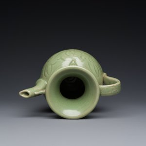 A Chinese Longquan celadon wine ewer with anhua design, Yuan/Ming — 照片 6