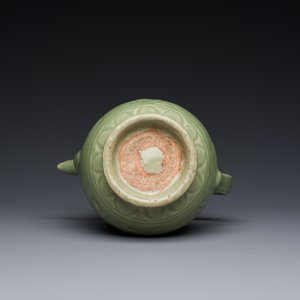 A Chinese Longquan celadon wine ewer with anhua design, Yuan/Ming — 照片 7