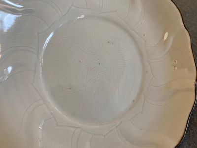 A Chinese lotus-molded white-glazed plate with incised lotus design, Xuande mark, Transitional period — photo 2
