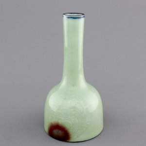 A Chinese mallet-shaped celadon vase with anhua decoration, 18th C. — photo 1