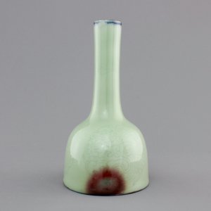 A Chinese mallet-shaped celadon vase with anhua decoration, 18th C. — photo 2