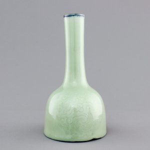 A Chinese mallet-shaped celadon vase with anhua decoration, 18th C. — photo 3