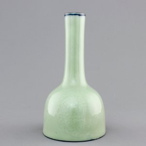 A Chinese mallet-shaped celadon vase with anhua decoration, 18th C. — photo 4