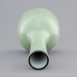 A Chinese mallet-shaped celadon vase with anhua decoration, 18th C. — photo 6