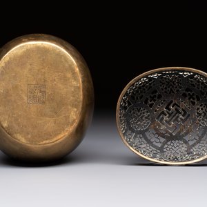A Chinese mandarin duck-form water dropper, a hand warmer and a bronze censer, Zhen Wan 珍玩 and Zhang Mingqi Zhi 張鳴歧製 mark, 19th C. — 照片 13