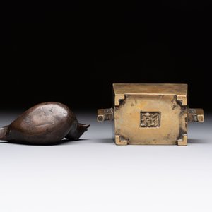 A Chinese mandarin duck-form water dropper, a hand warmer and a bronze censer, Zhen Wan 珍玩 and Zhang Mingqi Zhi 張鳴歧製 mark, 19th C. — 照片 7