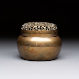 A Chinese mandarin duck-form water dropper, a hand warmer and a bronze censer, Zhen Wan 珍玩 and Zhang Mingqi Zhi 張鳴歧製 mark, 19th C. — 照片 9