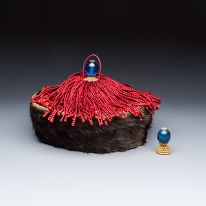 A Chinese mandarin official's court hat with finial and a separate hat finial — foto 1