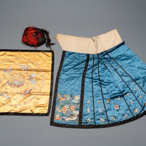 A Chinese mandarin official's court hat, an embroidered silk 'phoenix' panel and a skirt, 19th C. — photo 1