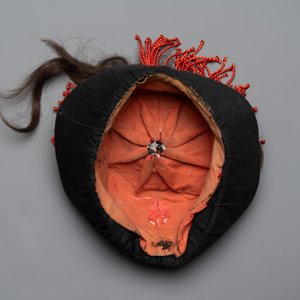 A Chinese mandarin official's court hat, an embroidered silk 'phoenix' panel and a skirt, 19th C. — photo 11