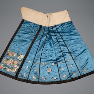 A Chinese mandarin official's court hat, an embroidered silk 'phoenix' panel and a skirt, 19th C. — photo 2