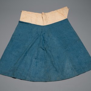 A Chinese mandarin official's court hat, an embroidered silk 'phoenix' panel and a skirt, 19th C. — photo 3