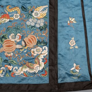 A Chinese mandarin official's court hat, an embroidered silk 'phoenix' panel and a skirt, 19th C. — photo 4