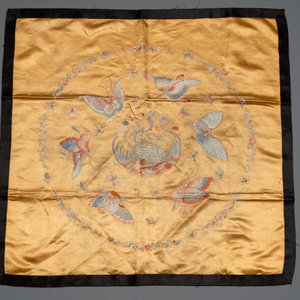 A Chinese mandarin official's court hat, an embroidered silk 'phoenix' panel and a skirt, 19th C. — photo 5