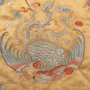 A Chinese mandarin official's court hat, an embroidered silk 'phoenix' panel and a skirt, 19th C. — photo 7