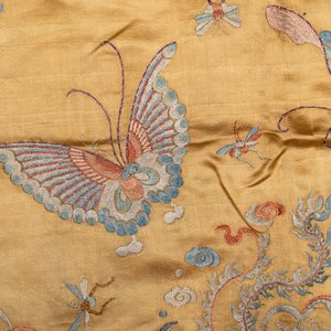 A Chinese mandarin official's court hat, an embroidered silk 'phoenix' panel and a skirt, 19th C. — photo 8