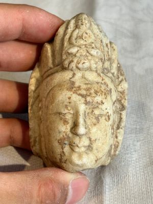 A Chinese marble head of Guanyin, Tang — foto 1
