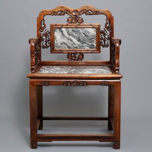 A Chinese marble-inset carved wood chair, early 20th C. — 照片 2