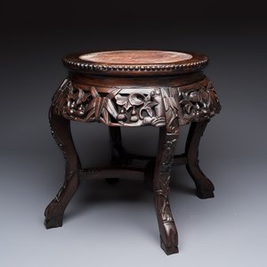 A Chinese marble-topped hongmu stand, 19/20th C. — photo 1