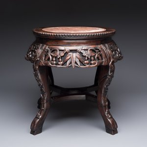 A Chinese marble-topped hongmu stand, 19/20th C. — photo 2
