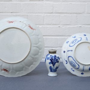A Chinese 'milk and blood' dish, a blue and white klapmuts bowl and a tea caddy, Kangxi — photo 11