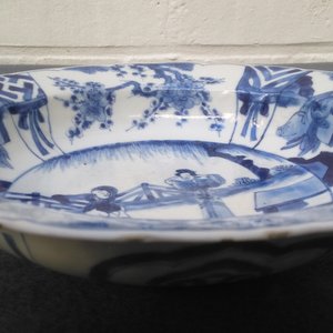 A Chinese 'milk and blood' dish, a blue and white klapmuts bowl and a tea caddy, Kangxi — photo 27