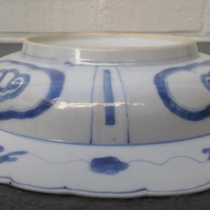 A Chinese 'milk and blood' dish, a blue and white klapmuts bowl and a tea caddy, Kangxi — photo 28