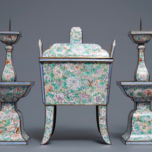 A Chinese millefleurs Canton enamel three-piece altar garniture, Qianlong — photo 2