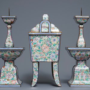 A Chinese millefleurs Canton enamel three-piece altar garniture, Qianlong — photo 3